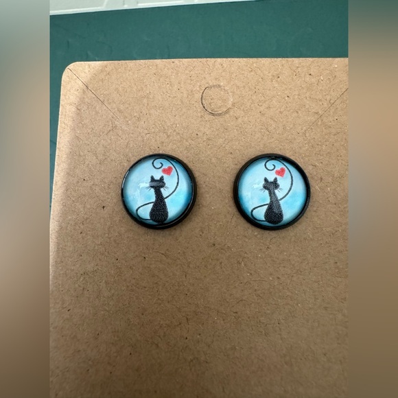 ❄️ SALE! BRAND NEW Black Cat Red Heart Button Stud Earrings Gunmetal - Picture 1 of 10